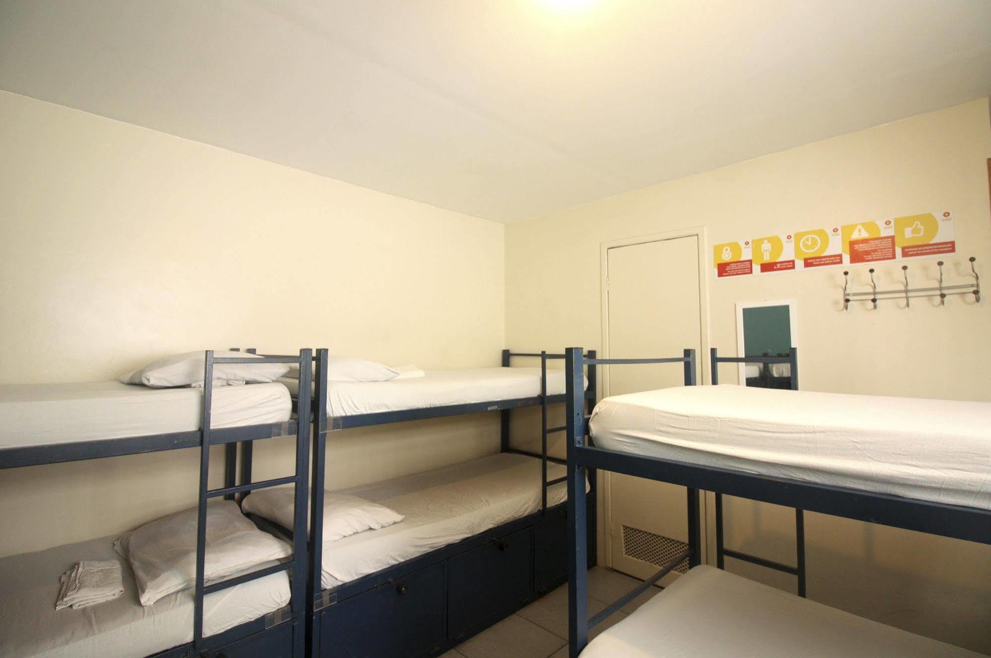 Cama em Dormitório Misto com 8 Camas
